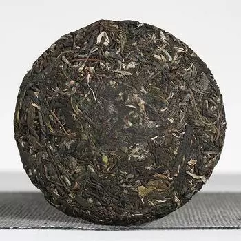 Чай пуэр из Юньнаня Дасюэшань, маленькие лепешки из старого дерева, сырые чайные листья, 100 г
