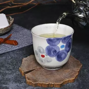 Чайная чашка Shigarakiyaki 290 мл. Керамическая чашка для чая с цветочным узором. Стильная, сохраняющая тепло, симпатичная японская посуда. Сделано в Японии. Чашки, посуда, чайные принадлежности, керамика. синий