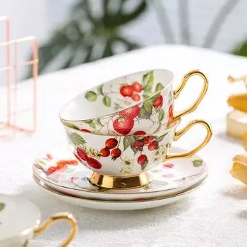 Чашка для кофе с блюдцем из костяного фарфора с золотым краем. Красная чайная чашка. Высокое качество. Креатив. Милый цветок и клубника. 220ml