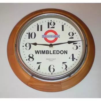 Часы на станции метро Уимблдон в Лондоне, теннисная станция SW19. Настенные часы