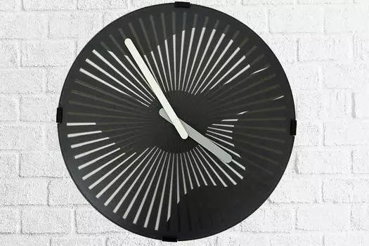 Часы с движущейся гитарой