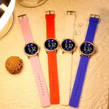 Часы унисекс для пар, цифровые часы, кнопка, мягкий регулируемый силиконовый ремешок на запястье, декор со стразами, разборчивый светодиодный экран, часы с точным временем для взрослых светло-розовый