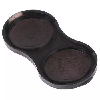 Черная крышка объектива камеры с двумя фиксаторами