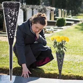 Черная надгробная ваза с выдолбленным полезным конусообразным памятником