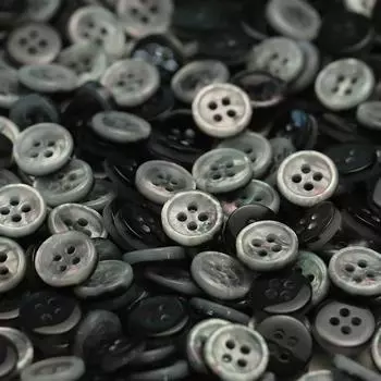 Черная перламутровая пуговица из смолы с четырьмя ушками, имитация ракушки, пуговица на воротнике рубашки, летняя и осенняя вязаная кардиганная повседневная пуговица поло 1 #[W201 #11mm four-eye imitation shell black]