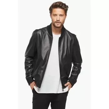 Черная спортивная кожаная куртка в студенческом стиле