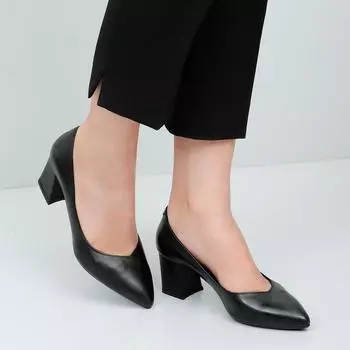 Черная женская обувь из натуральной кожи с острым носком на среднем толстом каблуке