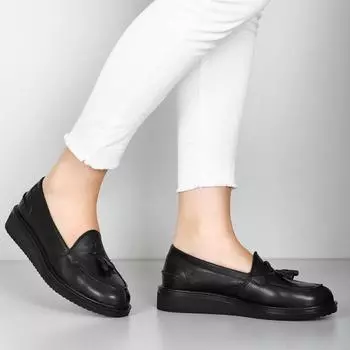 Черная женская повседневная обувь из натуральной кожи с круглым носком, заполненной подошвой и кисточками