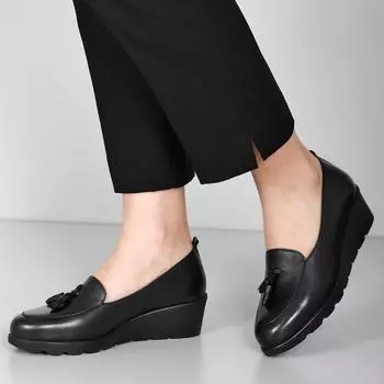 Черная женская повседневная обувь из натуральной кожи с круглым носком, заполненной подошвой и кисточками