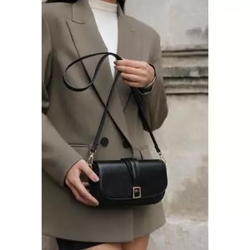 Черная женская сумка через плечо с пряжкой