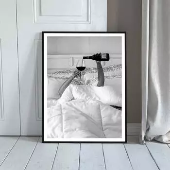 Черно-белая модная женщина пьет вино в постели постер холст картина Keep Em Coming принты настенные художественные картины для декора спальни 21x30cm No Framed