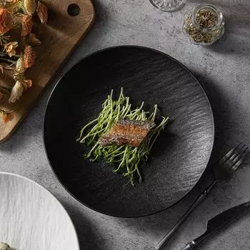 черно-белая тарелка, круглая тарелка для овощей из матового камня, керамическая тарелка, тарелка для западной кухни, тарелка для салата, тарелка для стейков.