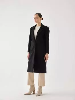 Черное пальто с отделкой на одной пуговице