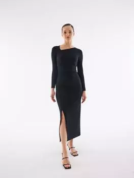 Черное платье с разрезом и асимметричным воротником