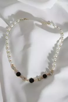 Черное жемчужное ожерелье с круглым камнем