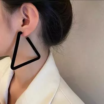 Черные геометрические серьги 2024, новинка осени и зимы, нишевые серьги с темпераментом, высокой атмосферой и преувеличенным дизайном, женские серьги 1 белый