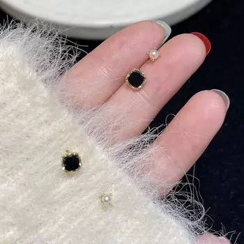 Черные квадратные серьги-гвоздики, женские изысканные и маленькие серьги с четырьмя жемчугом, простые легкие роскошные серьги