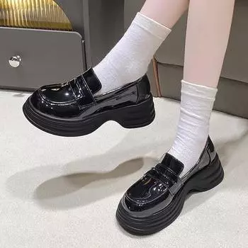 Черные лакированные кожаные мокасины для женщин 2024 года, осенние туфли на платформе без застежек, женские туфли в студенческом стиле на толстой подошве для студентов 35