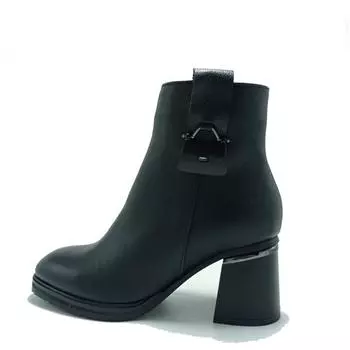 Черные сапоги в женском стиле