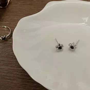 Черные серьги-гвоздики в виде цветка, женская корейская версия, простые и маленькие серьги-цветы в виде холодного ветра, серьги из циркония