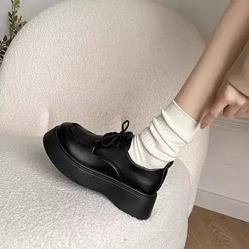 Черные универсальные туфли в британском стиле ретро на платформе, маленькие кожаные туфли женские 2025 новая летняя французская обувь на танкетке с круглым носком 35