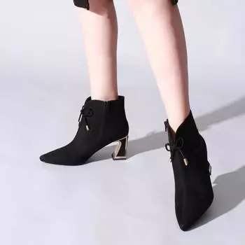 Черные замшевые ботинки и ботильоны