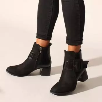 Черные замшевые женские ботинки и ботильоны с крокодиловой отделкой черного цвета