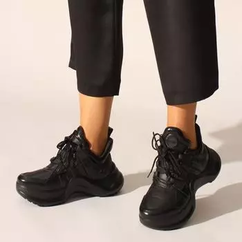 Черные женские кроссовки