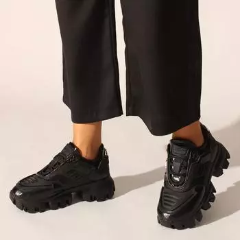 Черные женские кроссовки из жатой лакированной кожи