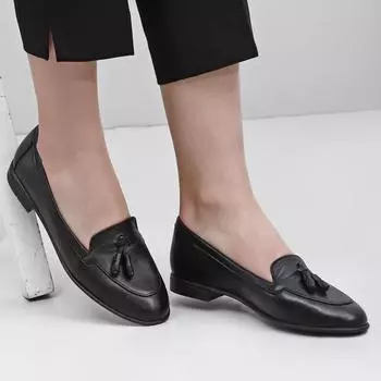 Черные женские туфли на плоской подошве из натуральной кожи с круглым носком и кисточками