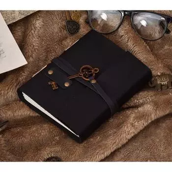 Черный кожаный ежедневник с замком-ключом. Изготовленный вручную винтажный бумажный журнал с неровными краями для подарков. 7 x 5 in чёрный