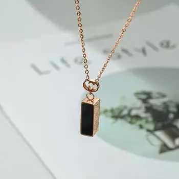 Черный квадратный кулон ожерелье женский нишевый ключичный шейный цепочка мода универсальный интернет знаменитость темперамент