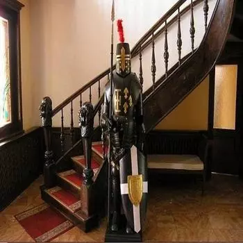 Черный полный бронежилет; Средневековый костюм тамплиера-крестоносца на Хэллоуин; Полнофункциональный носимый бронекостюм; и костюм ларпа.