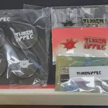 Черный значок Thorn-apple + 3 значка-булавки