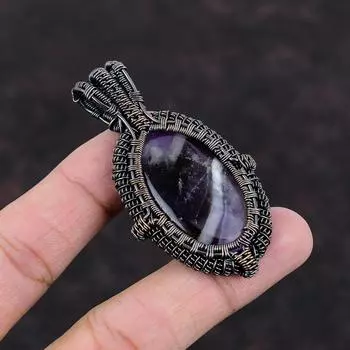 Подвеска с аметистом в виде шеврона, подвеска из медной проволоки, ювелирное изделие с драгоценными камнями, подвеска ручной работы, ювелирное изделие из медной проволоки, уникальный кулон в подарок для него