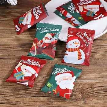 Чистая упаковка для создания атмосферы. Маленькие упаковочные пакеты для рождественского печенья для дома. Упаковочные пакеты Санта-Клауса.