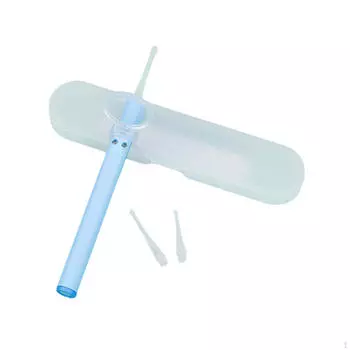 Чистка ушей детям с помощью инструмента для удаления ушной серы синий