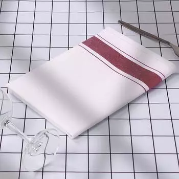 Чистящая ткань для протирки бокалов для красного вина. Протрите стекло, не оставляя следов. Салфетка для протирки чашек. вино красного