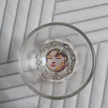 Чо Сын Ён продаёт бокалы для соджу Woods