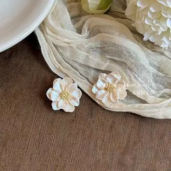 Чжао Лусы Серьги-пусеты в виде белой камелии, как у нее (Triangle ear clip) creamy-white Camellia