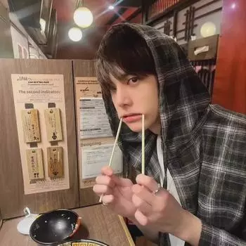 (Цици) Унисекс-куртка с капюшоном в клетку в корейском стиле, вдохновленная Ким Ён Хуном из TheBoyz. One Size