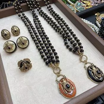 Циндао ювелирные изделия золотые ретро насекомые животные белые нефритовые серьги-гвоздики моль медные позолоченные старые круглые серьги