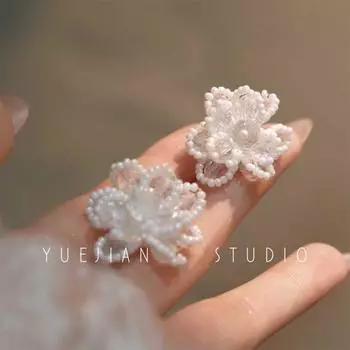 Clear ~~ French White Flower 2025 Super Hot Earrings Seaside Accessible Luxury Crystal Pearl Earrings Mosquito Coil Ear Clip Pair of white ear needles