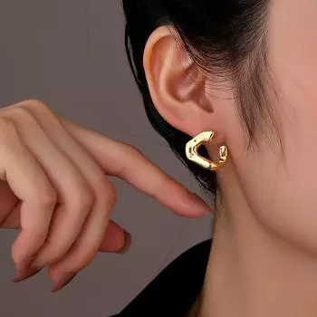 Cold earrings are high-end s925 silver needle fashionable and simple personalized design geometric bending triangle earrings.