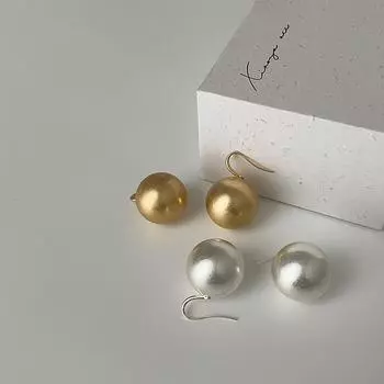Серьги-крючки с матовыми металлическими шариками в стиле холодного ветра, женские, нишевые, уникальные, с темпераментом, модные, трендовые, простые, универсальные