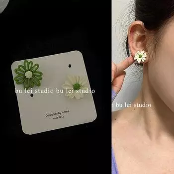 Contrast Color Dongdaemun Flower 925 Silver Stud Earrings Little Daisy Pair of white, green and silver needles