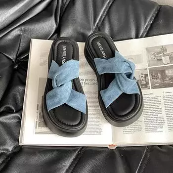 Cross cool slippers are comfortable at home and wear thick soles to increase the height of the new muffin beach sandals. 35