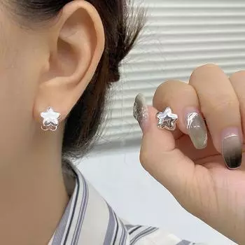 Милые серьги-цветы. Маленькие серьги. Женственные и милые серьги. Новый стиль. Простые и модные.