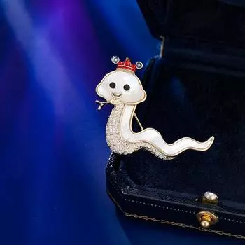 Cute God of Wealth Hat Snake Brooch Female Natural Fritillary Jacket Creative Exquisite Accessories Sweater Pin Coat Accessories золотой