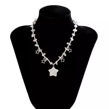 Цветная цепочка на ключицы неправильной формы из гравия и бисера. Универсальное короткое ожерелье со звездой в пасторальном стиле.